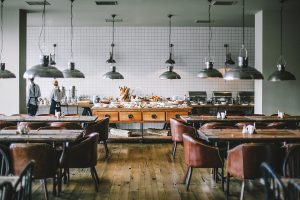 restaurante bem iluminado