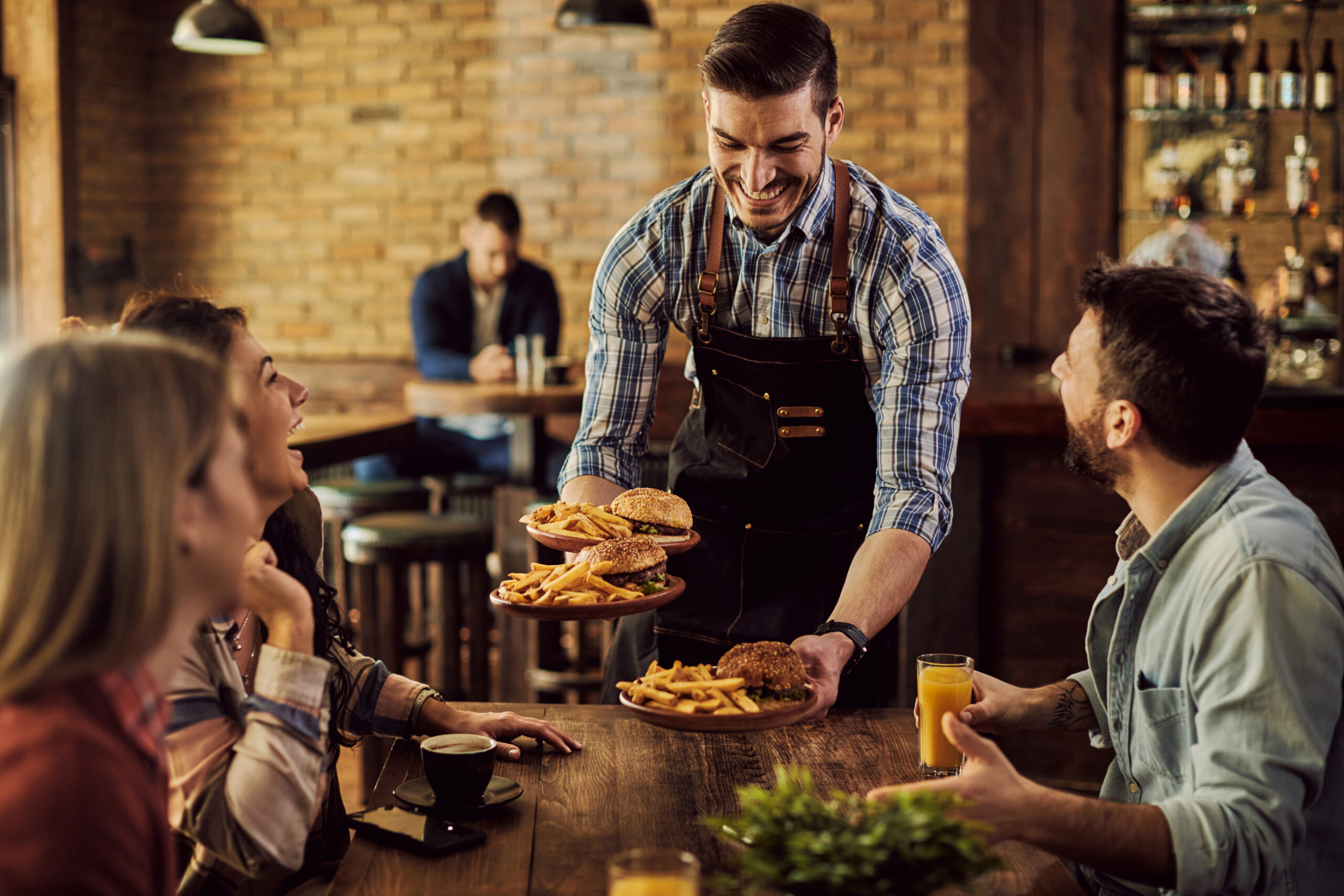 10 pontos para melhorar o atendimento ao cliente do seu restaurante - Gdoor  Zucchetti