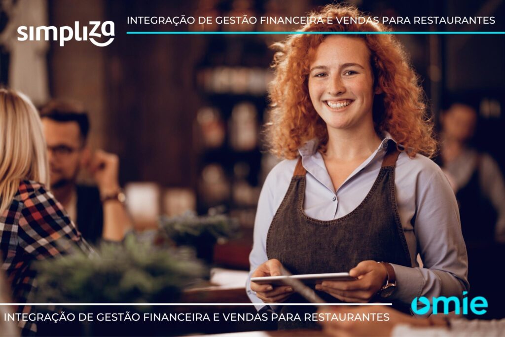 Mulher de avental segurando tablet e sorrindo para foto.