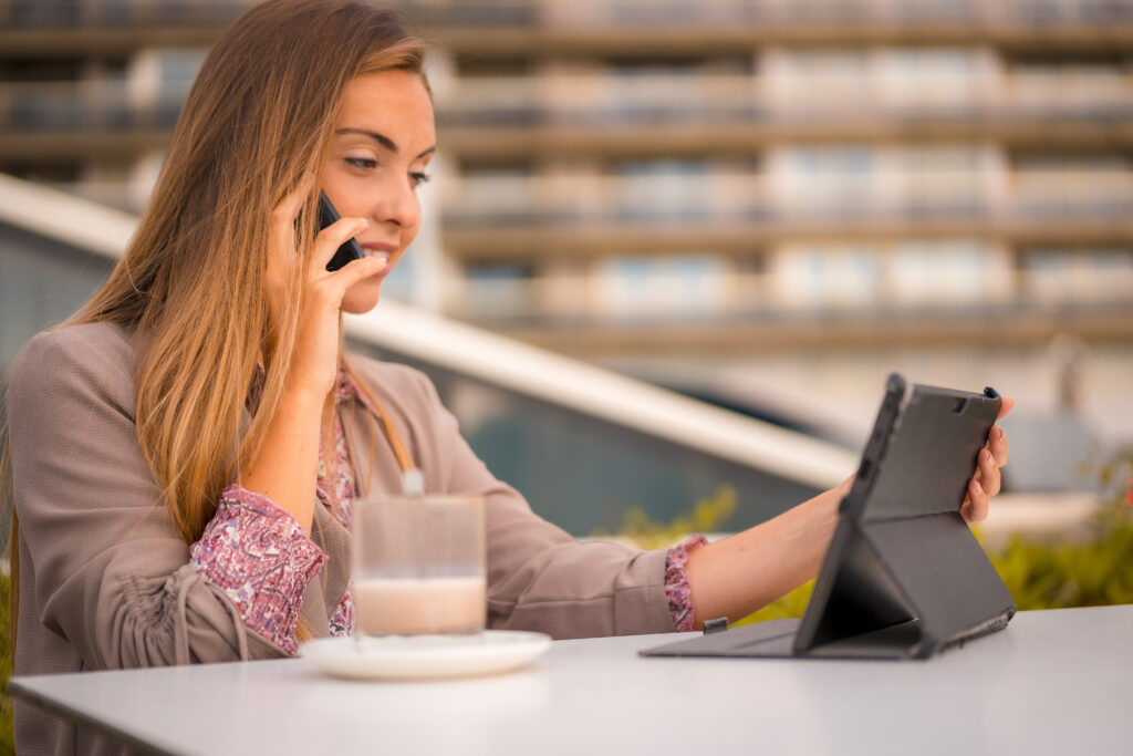 Mulher utilizando cardápio digital em pizzaria