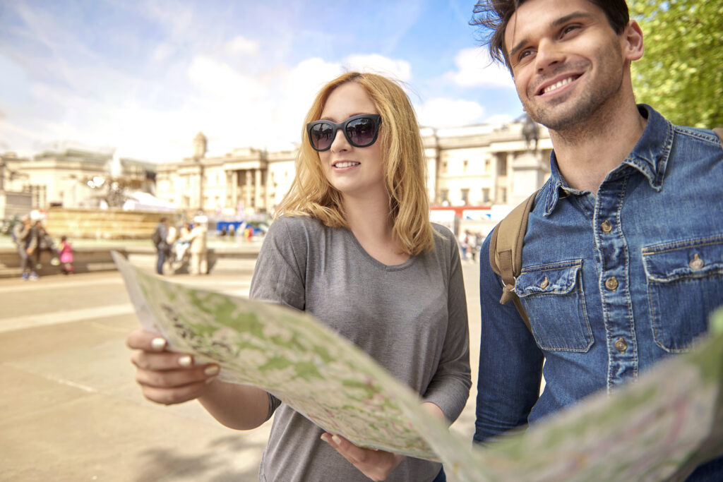 Casal de turistas em viagem.