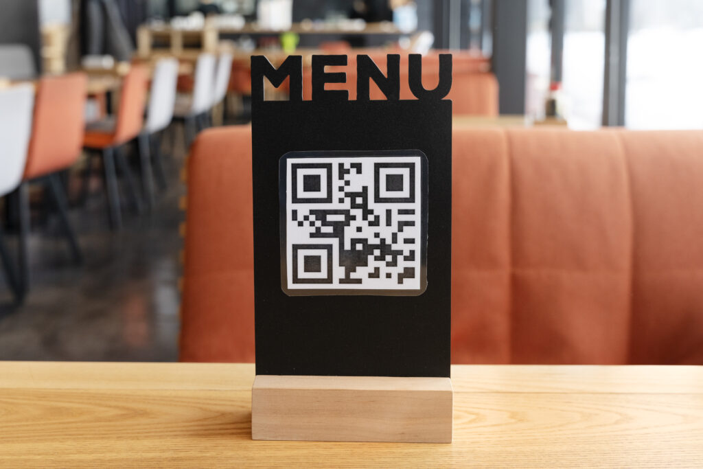 Foto de cardápio em QR Code em mesa de pizzaria.