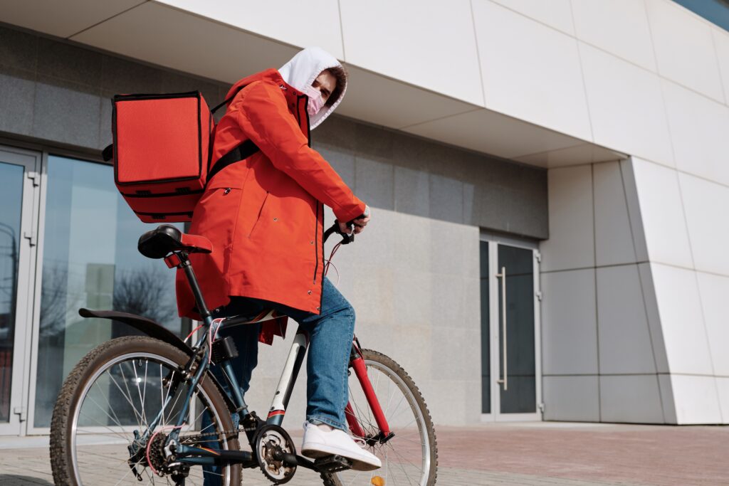 Entregador de comida delivery.