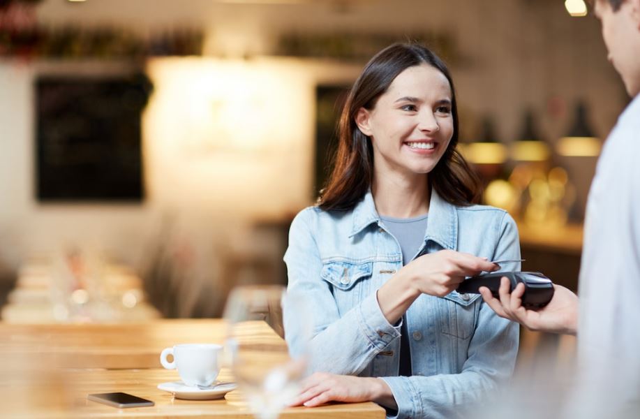 Atendimento em restaurante, pagamento via sistema para restaurante e cartão de c´redito.