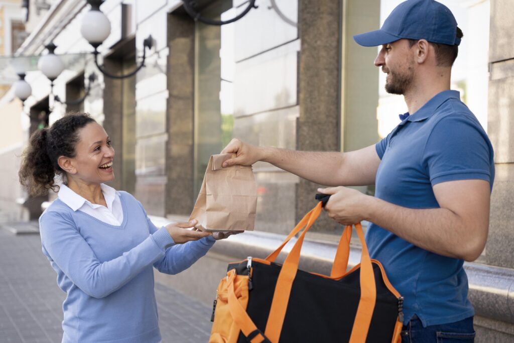 Entregador de tele entrega entregando comida delivery para mulher
