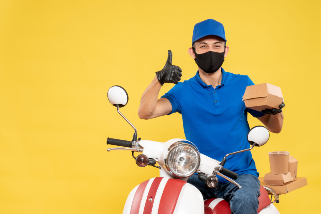 entregador de tele entrega (delivery) com embalagem e moto; fundo amarelo