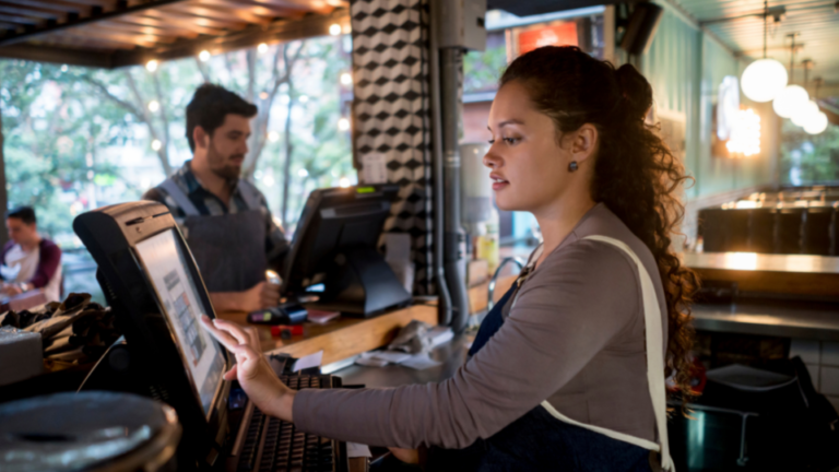 Sistema para restaurante gratuito download: 5 vantagens que só Simpliza oferece