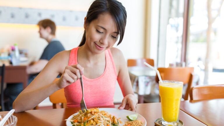 Como aceitar vale refeição e alimentação em restaurante?