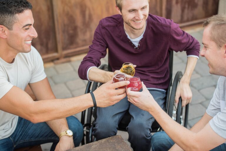 Como garantir acessibilidade em restaurantes? Veja dicas de adaptação