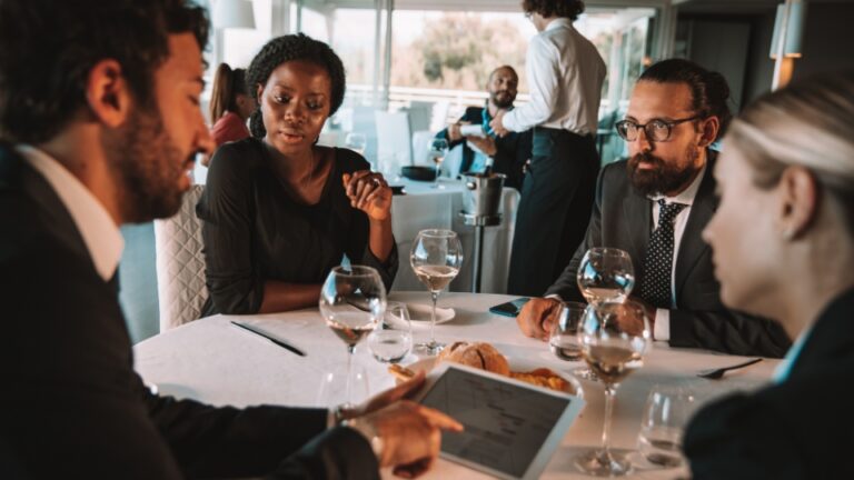 Como abrir um restaurante à la carte: Guia completo com Etapas e Dicas