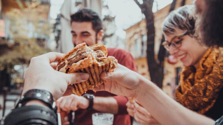 Fast food se consolida como opção alimentar popular no Brasil, expõe ANR