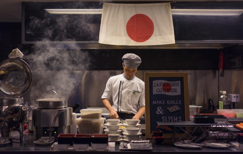 chef em restaurante japonês cozinhando na coziniha