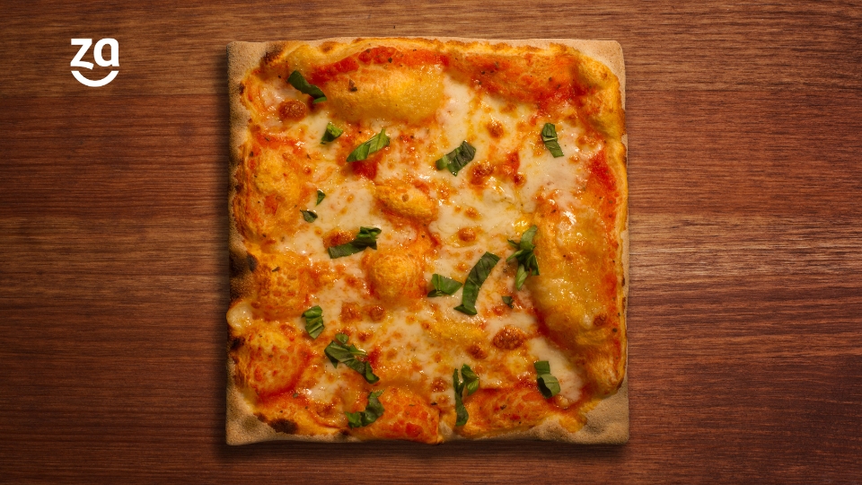 Pizza quadrada de queijo.