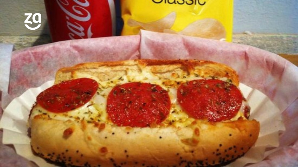 Pizza doh, ou hot dog de queijo e peperroni.