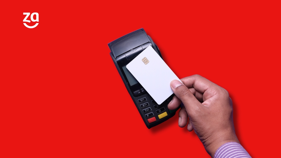 Máquina de cartão em fundo vermelho.