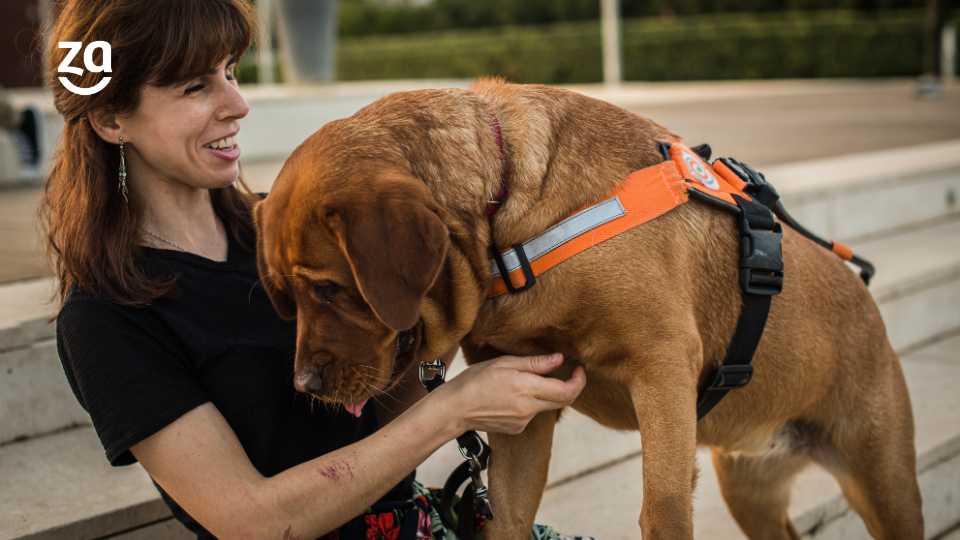 Mulher com deficiência visual e seu cão guia.