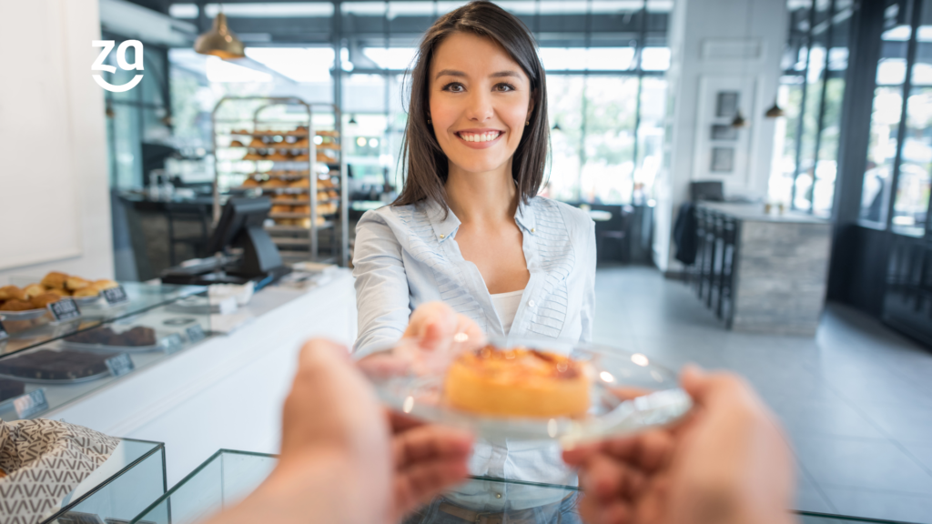 cliente satisfeita em padaria no Dia do Cliente