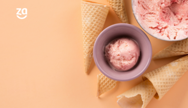 sorvete e cones em fundo rosa