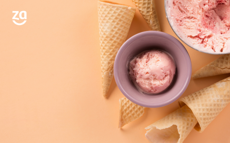 sorvete e cones em fundo rosa