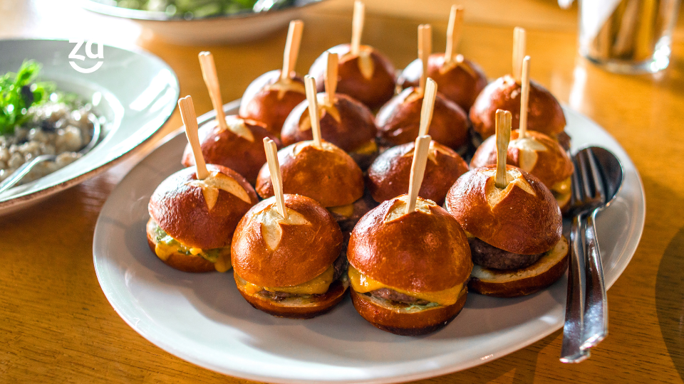 Mini hamburguer com cheddar