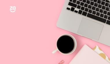 Espaço de trabalho com café, material de escritório e laptop em um fundo rosa. Ensino doméstico, e-learning, conceito de trabalho à distância com espaço de cópia.