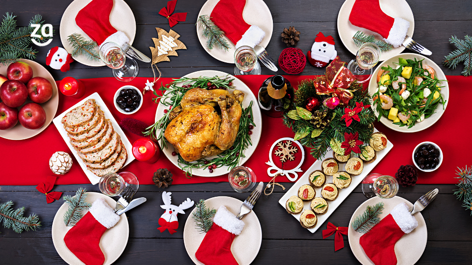 Peru assado. Ceia de Natal. A mesa de Natal é servida com um peru decorado com enfeites brilhantes e velas. Frango frito, mesa. Jantar em família. Vista do topo