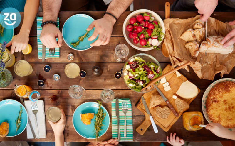 Vista de alto ângulo da mesa com alimentos e bebidas