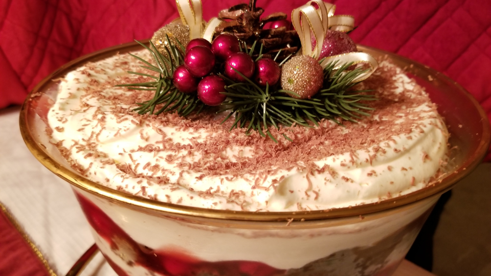 Sobremesas para cardápio de natal para restaurantes: mose com decoração de natal