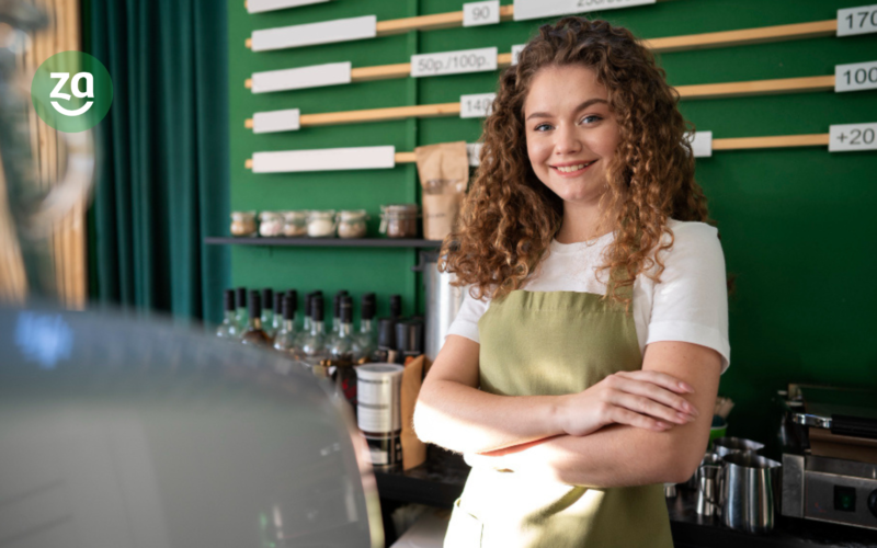o que é food tech: dona de cafeteria sorrindo atrás de balcão