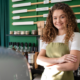o que é food tech: dona de cafeteria sorrindo atrás de balcão