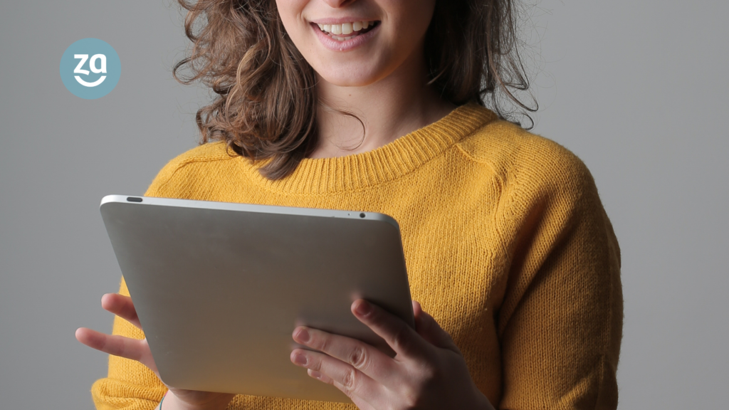 o que é food tech: mulher segurando tablet e sorrindo.