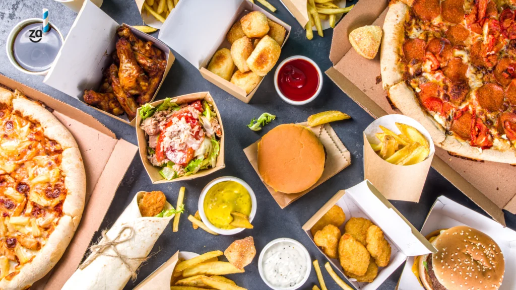 marketing para restaurante delivery Simpliza. Mesa com fast food