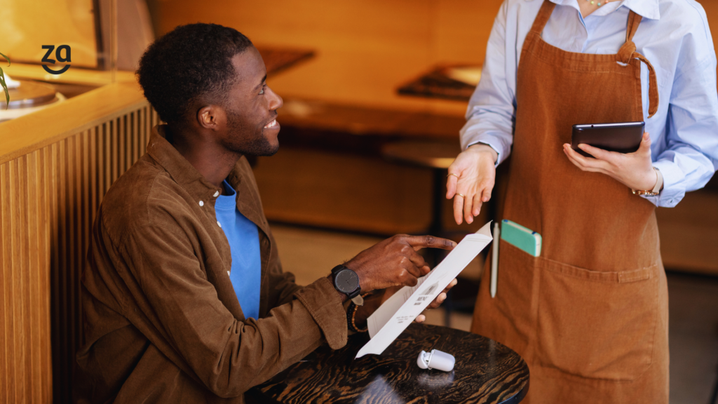 comanda eletrônica sistema de restaurante simpliza. homem sendo atendido em restaurante