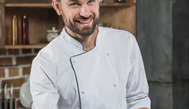 chefe de cozinha segurando dois pratos de comida