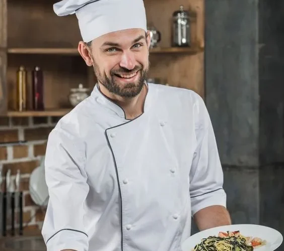 chefe de cozinha segurando dois pratos de comida