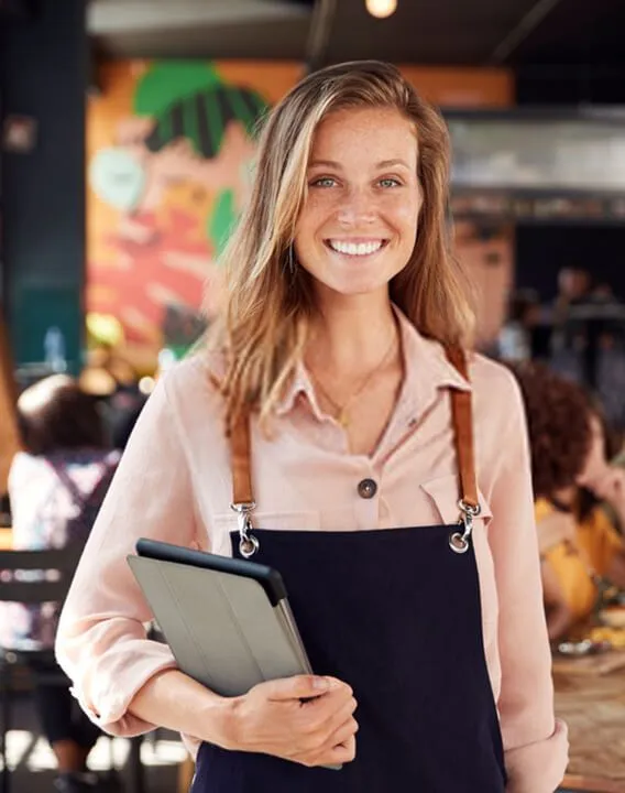 atendente sorrindo com um tablet na mão