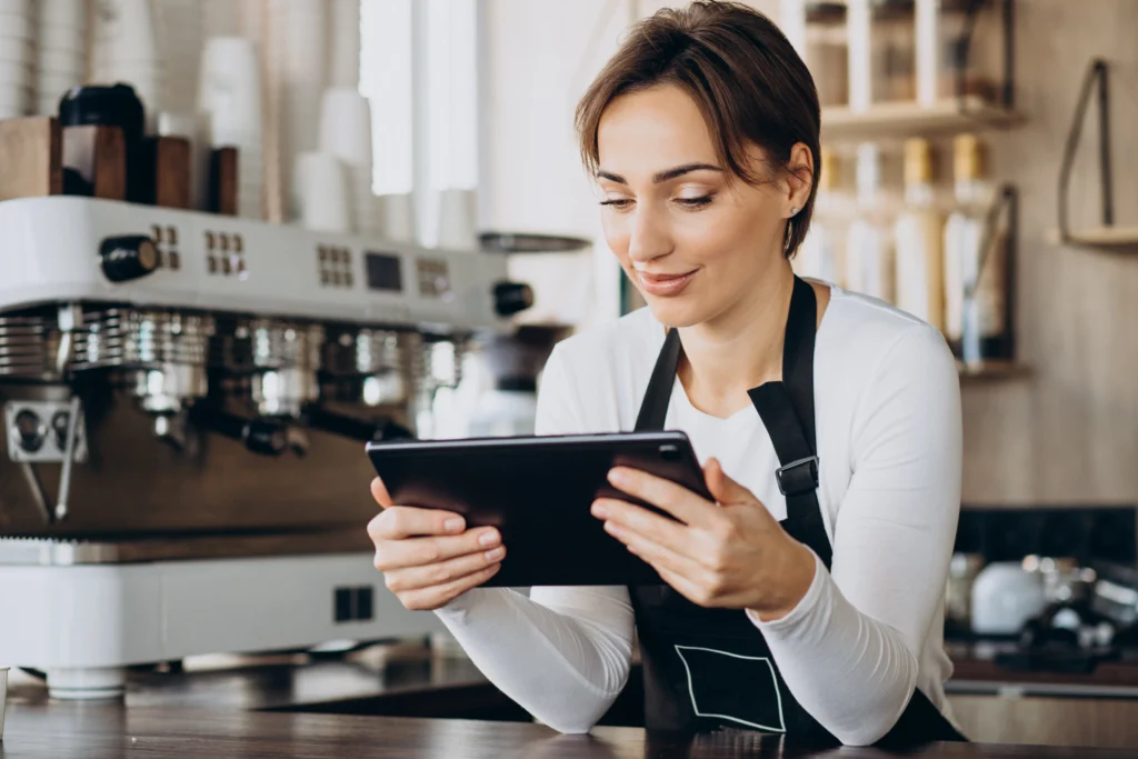 atendente com um tablet nas mãos