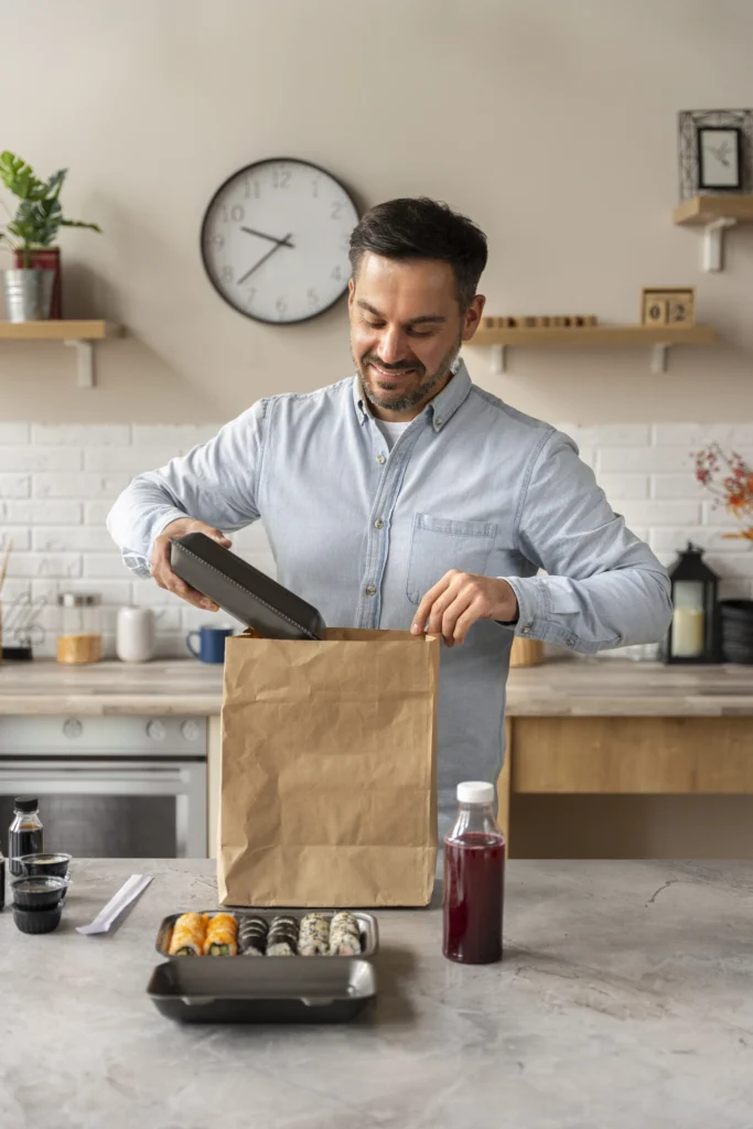 homem arrumando uma entrega