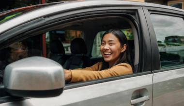 mulher sorrindo dentro de um carro
