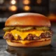 smash burguer em uma mesa