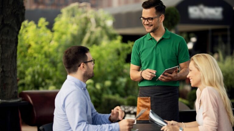 Como reduzir o tempo de atendimento no salão do restaurante sem perder qualidade
